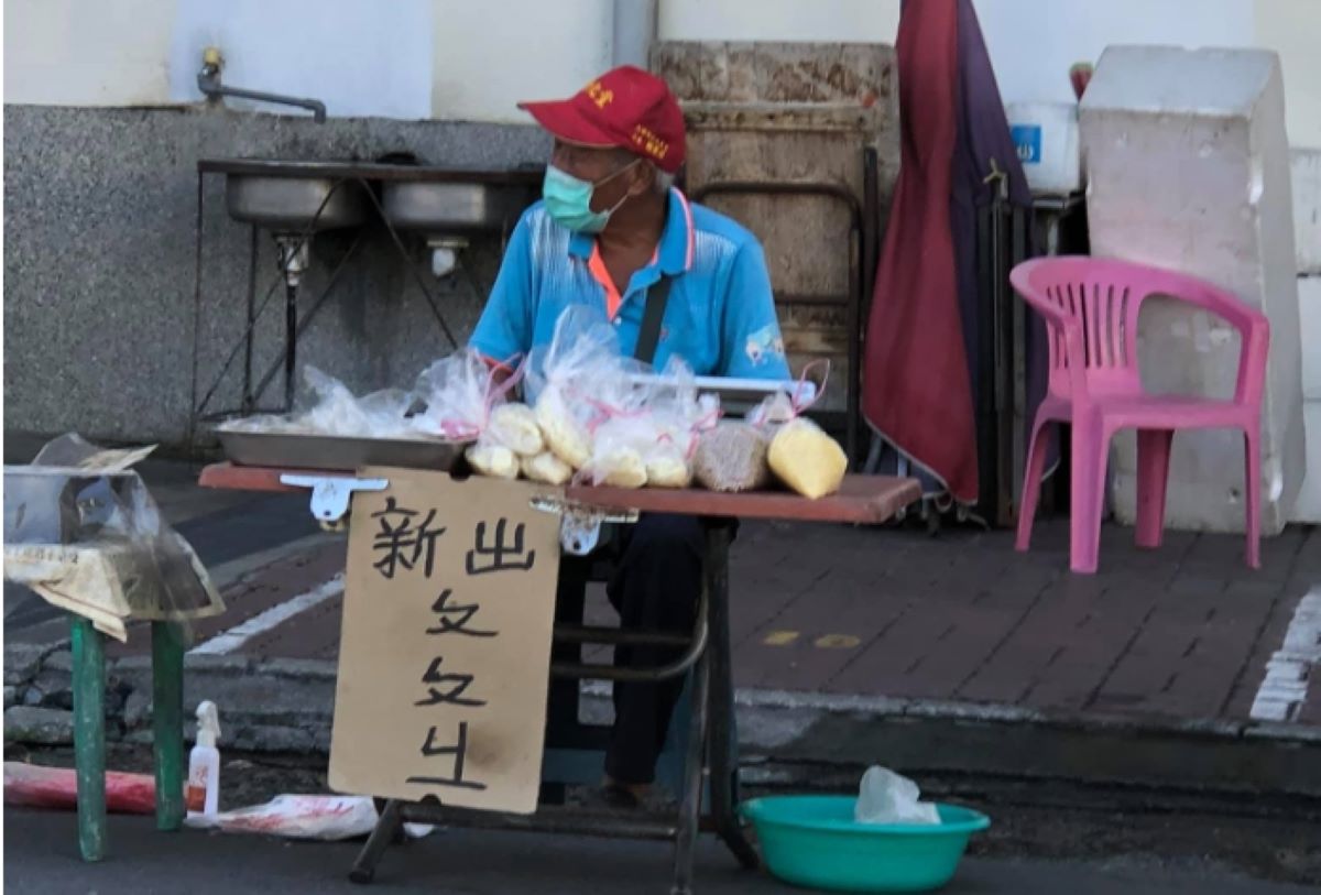 ▲一名網友發現這名屏東潮州的阿伯在路邊掛了寫著「新出ㄆㄆㄐ」的紙板，有網友一看也笑稱「只有客家人才懂」。（圖／翻攝自臉書社團《屏東縣潮州鎮》）