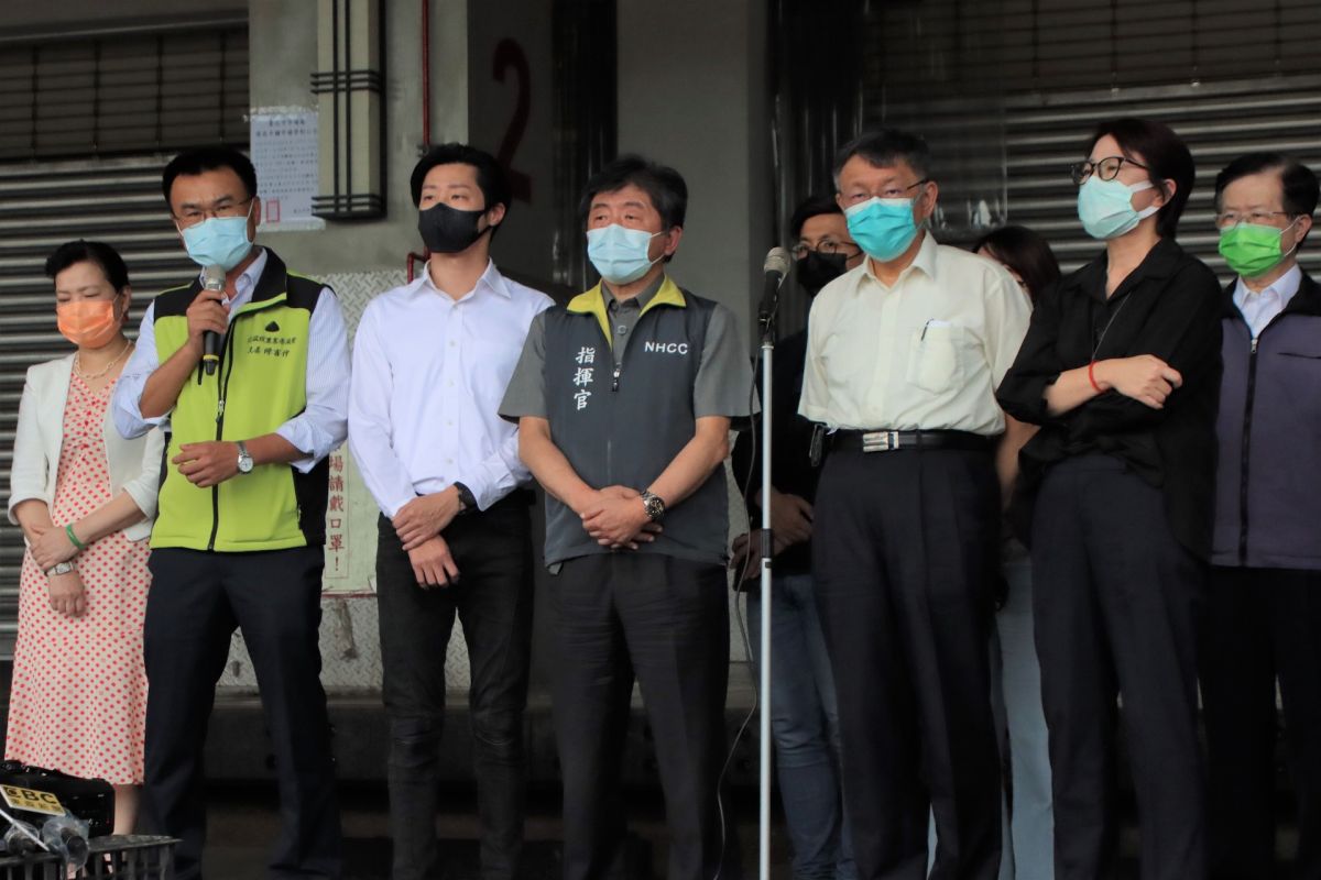 ▲中央疫情指揮中心指揮官陳時中、台北市長柯文哲2日上午親自前往環南批發市場現場掌握疫情狀況。（圖／指揮中心提供）