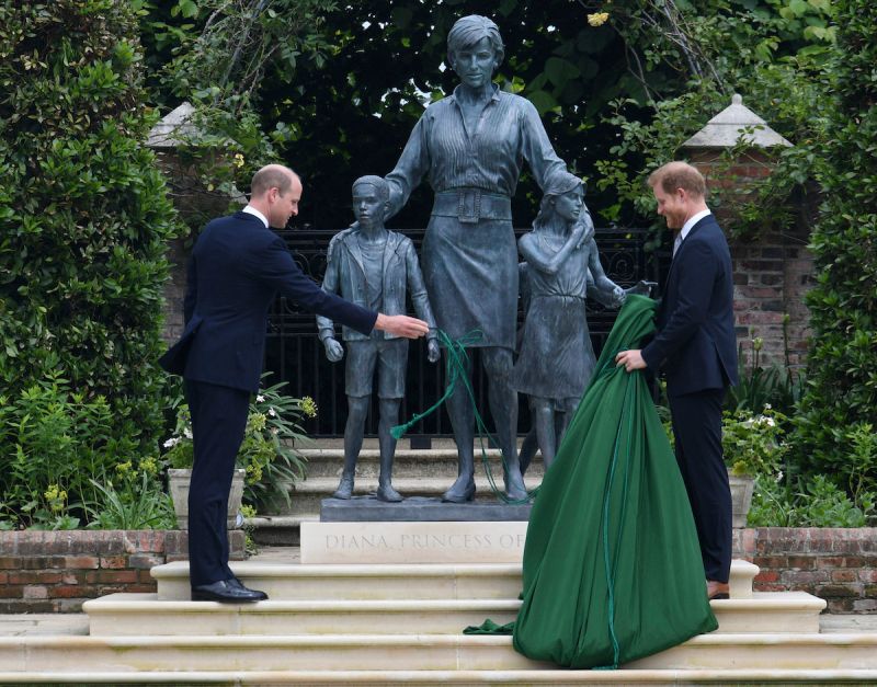 ▲英國威廉王子和弟弟哈利王子今天放下歧見，共同為一座紀念他們母親黛安娜王妃60歲冥誕的全新雕像揭幕。（圖／美聯社／達志影像）