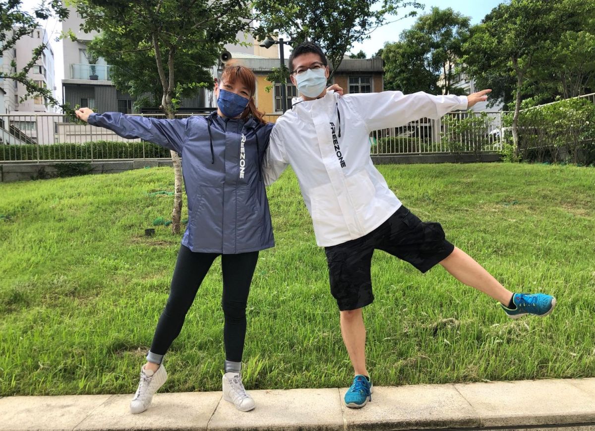 ▲知名運動品牌推「會呼吸」防護外套，穿著透氣舒適，標榜是阻菌防疫好幫手。（圖／業者提供）