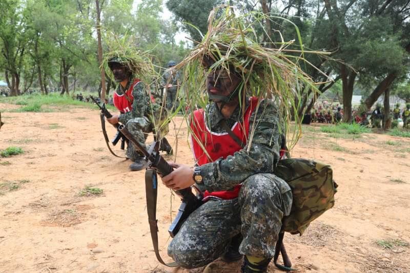 ▲有退伍後的學長們紛紛留言，認為「單兵作戰」的重點在於需要「與時俱進」。（圖／中華民國陸軍司令部提供）