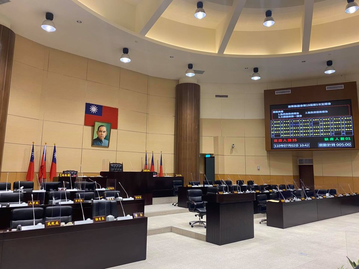 ▲苗栗縣議會第5次定期會今天開議，但20分鐘後，議長以防疫為由宣布解散。 （圖/新頭殼）