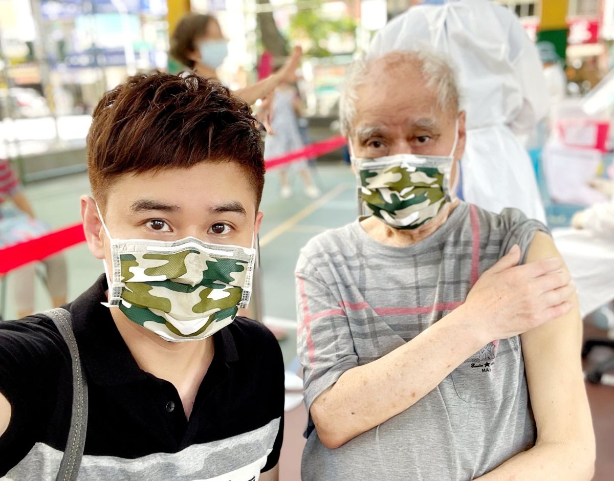 ▲吳俊宏帶著爸爸施打疫苗，爸爸打完疫苗後，一度暈眩。（圖／豪記唱片提供）