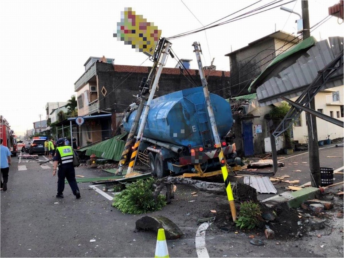 ▲屏東縣50歲湯男駕駛曳引車行經新園鄉興安路76號前，因不明原因偏右行駛，撞擊沿線設施，造成多間民宅損壞倒塌。（圖／記者黃正忠翻攝, 2021.07.02）
