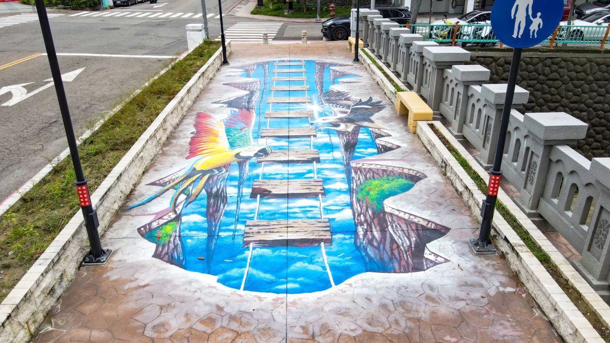 ▲北區麻園橋旁人行橋，導入台中人行橋首幅3D立體彩繪作品(圖／建設局提供2021.7.2)