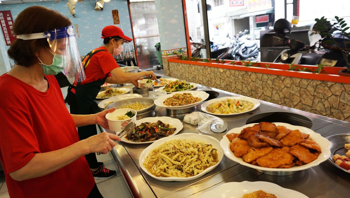 ▲疫情衝擊各行各業，網銀推動「厝內ㄟ便菜飯」，免費供餐邊緣人午晚餐，助其度過難關。（圖／網銀基金會提供）