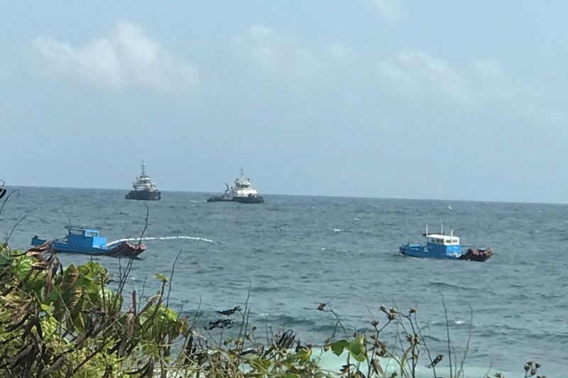 ▲台灣中油公司煉製事業部大林煉油廠高雄港外海2號浮筒發生油污洩漏事件,在海洋保育署督促中油加強海上及岸際礁岩油污清除工作,已告一段落。(圖/海洋保育署提供)