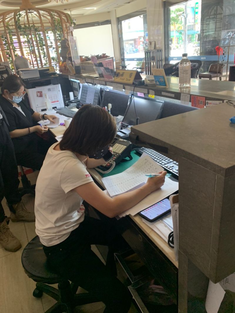 ▲高雄市政府今(2)日起派員進駐鳳山專案之防疫旅館,以電話向住宿者逐一說明、關心隔離者入住情形並提供需要之服務,希讓隔離者能夠安心。(圖/高雄市政府提供)