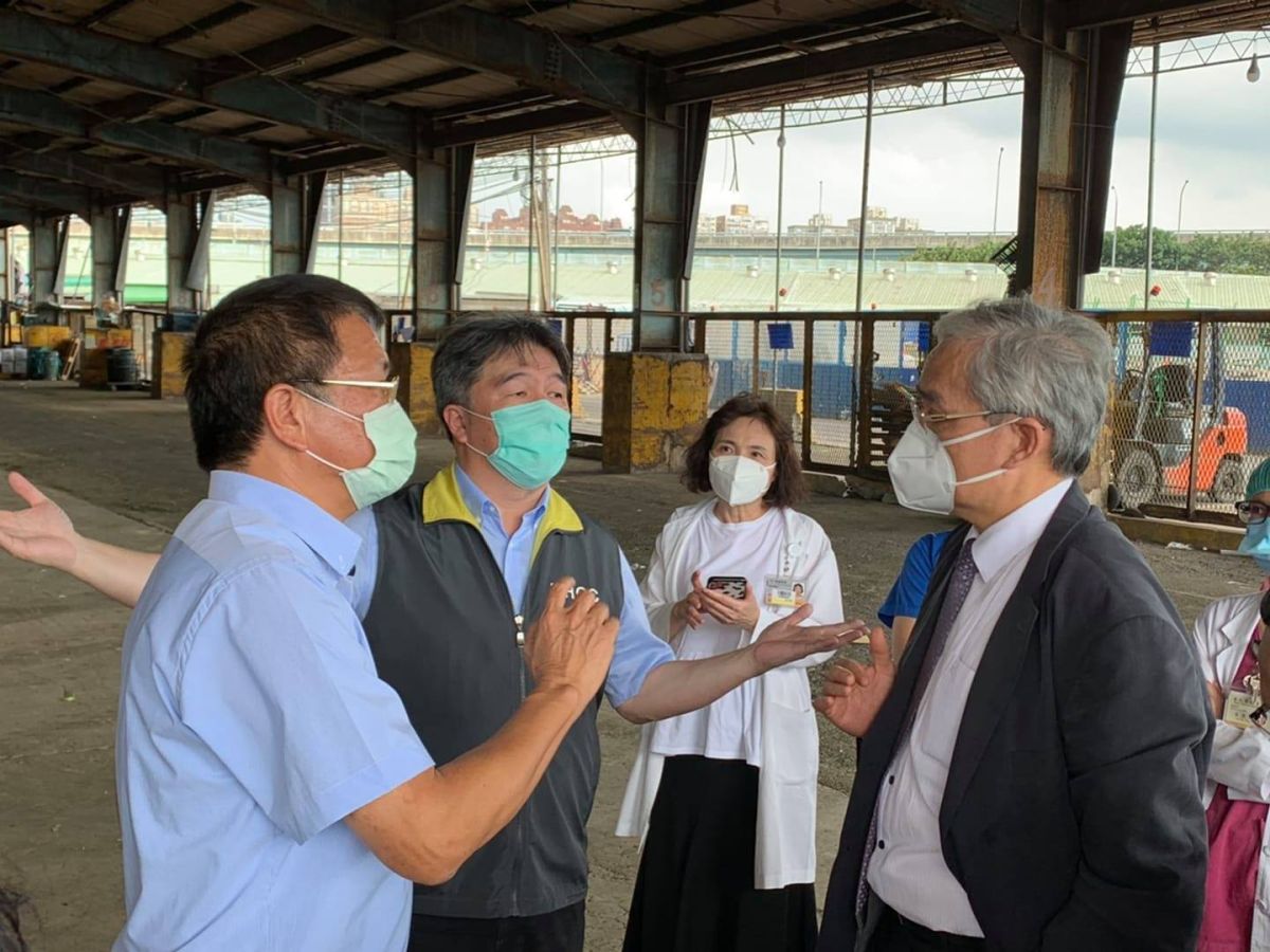 ▲王必勝（圖左2）進駐聯合前進指揮所擔任前進指揮官，將執行環南市場的疫情控制。（圖／翻攝自王必勝臉書）