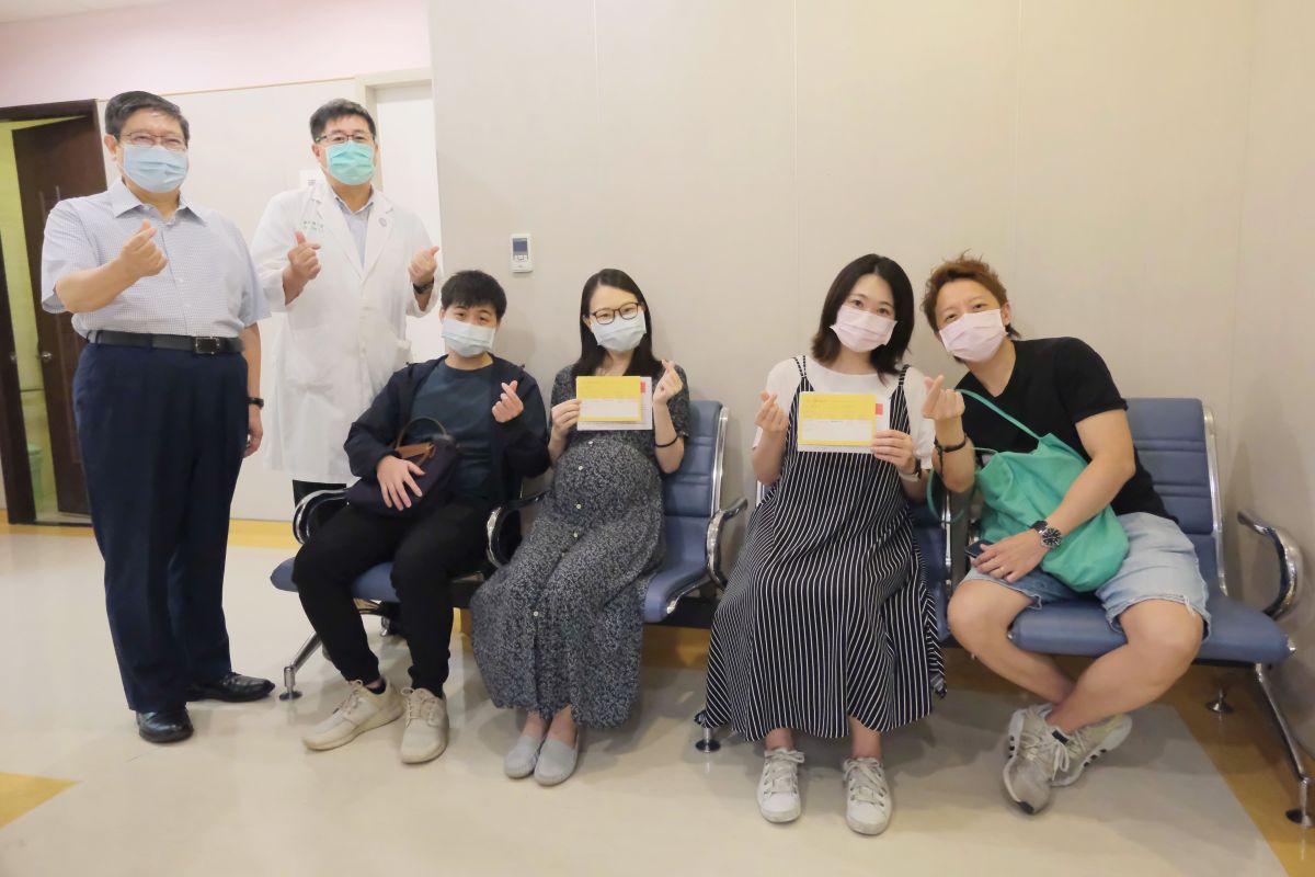 ▲新竹縣孕婦優先施打莫德納疫苗，縣長楊文科（左1）前往關心。（圖／新竹縣政府提供）