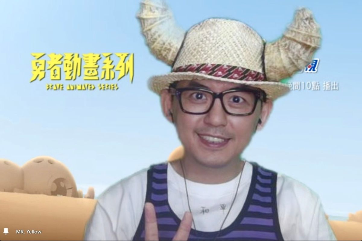 ▲黃子佼特地打扮成劇中配音角色「老魔王」造型參加直播。（圖／公視）