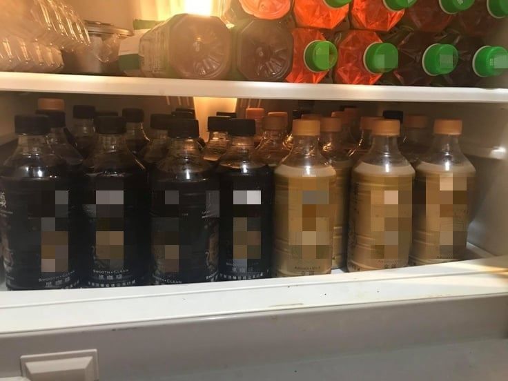 ▲房東在冰箱堆滿飲料、咖啡,讓原PO跟室友相當感動。(圖/翻攝自《爆怨2公社》