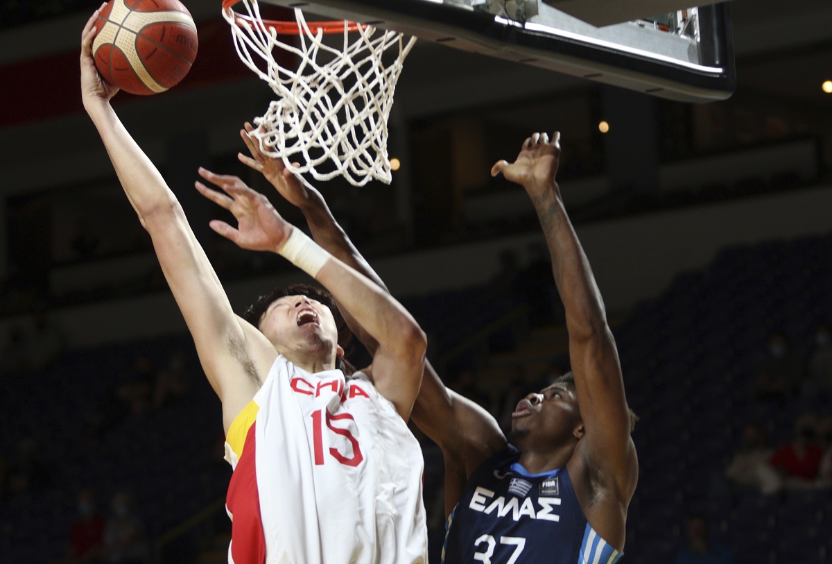 ▲周琦隔扣字母弟Kostas Antetokounmpo。（圖／美聯社／達志影像）