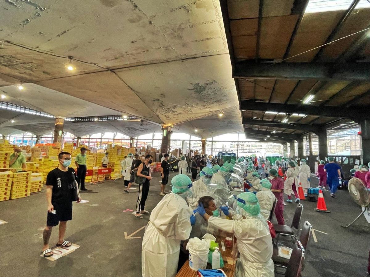 ▲台北市市場處今天表示，為避免染疫人數影響拍賣，果菜批發市場擬採「以篩代隔」政策。（示意圖／翻攝自蘇貞昌臉書）