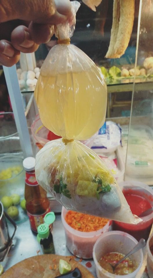 ▲只見從相片中可以看到,一個塑膠袋裝了湯和麵,卻能夠完美的分離,關鍵就在於,袋子的中間也綁了個橡皮筋做隔離。(圖/翻攝自Thannisorn