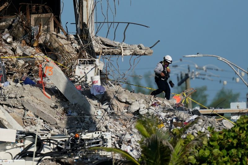 ▲美國佛羅里達州邁阿密郊區一棟濱海公寓上週坍塌，官員今天表示，已從瓦礫堆中再尋獲兩名罹難者，累計22人喪生，仍有126人下落不明。（圖／美聯社／達志影像）