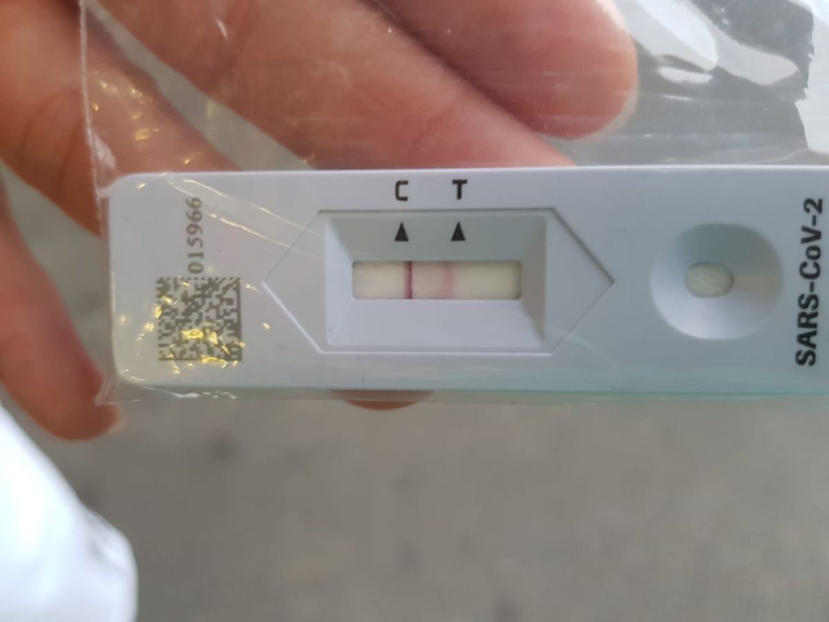 ▲一名男大生自行居家快篩，原先陰性結果一小時後卻呈現陽性。（圖／翻攝自蘇一峰醫師臉書）