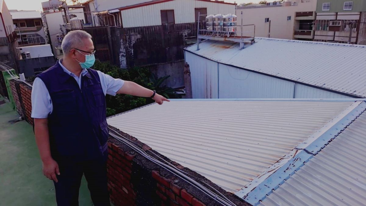 ▲警方在鐵皮屋頂發現嫌犯的腳印。（圖／翻攝畫面）