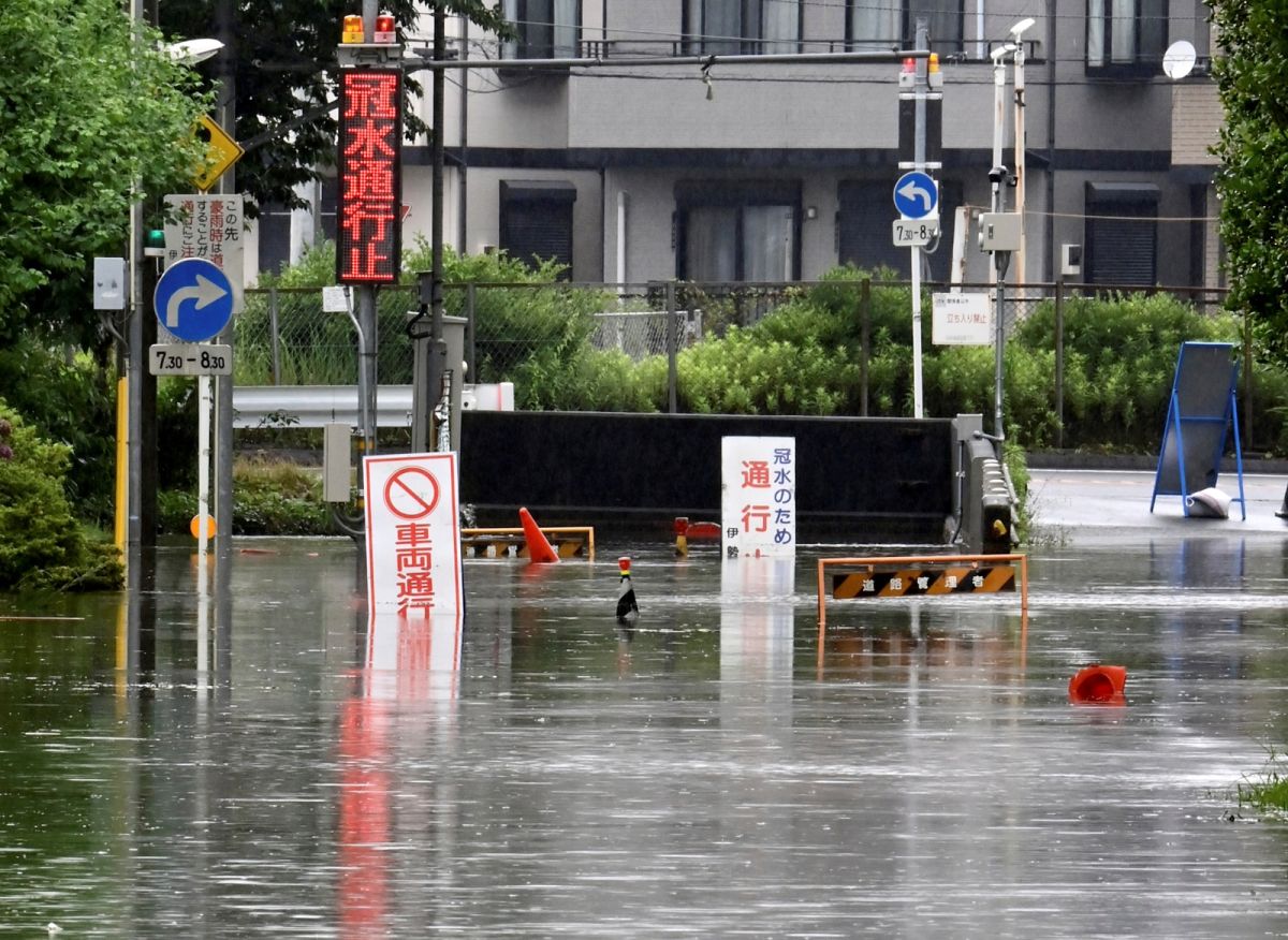 ▲日本部分地區受鋒面滯留影響降下大雨，神奈川縣箱根町及靜岡縣御殿場市48小時累積雨量，已超過往年7月全月平均雨量；神奈川縣平塚市針對近20萬民眾發布最高等級防災警戒。（圖／美聯社／達志影像）