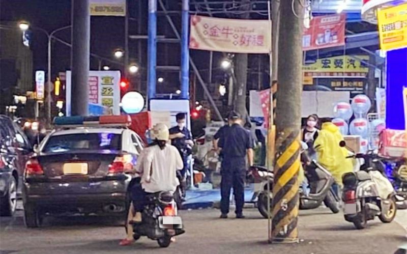 ▲警方與消防車到場處理黃姓通緝犯的遺體時,民眾誤以為有確診案例,一度引發恐慌。(圖/翻攝自路竹區大小事臉書社團)