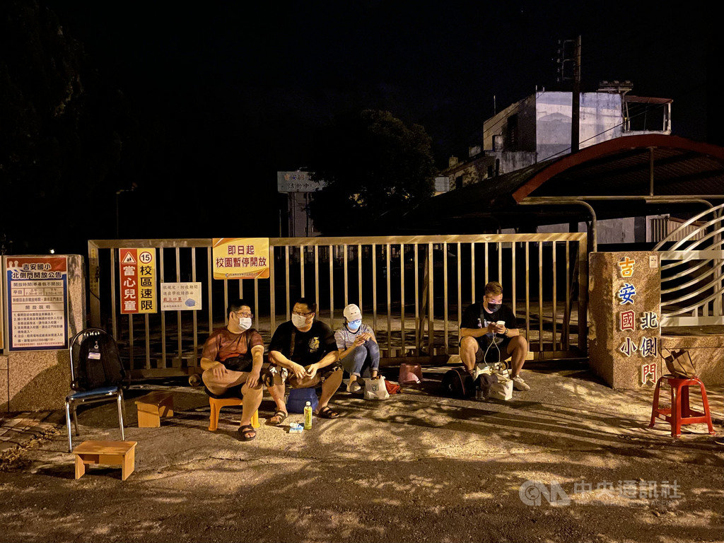 ▲花蓮縣3日開放各施打站現場預約疫苗殘劑，因每站每天開放名額只有7人，為搶殘劑登記，有民眾2日晚間就熬夜守在施打站等候。（圖/中央社）