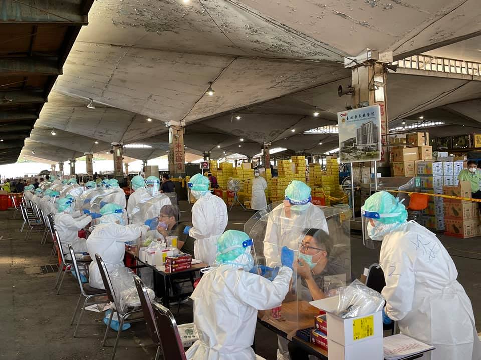 ▲榮總團隊進駐台北第一果菜批發市場協助採檢，副總統賴清德表達感謝。（圖／翻攝自賴清德臉書、台北榮總提供）