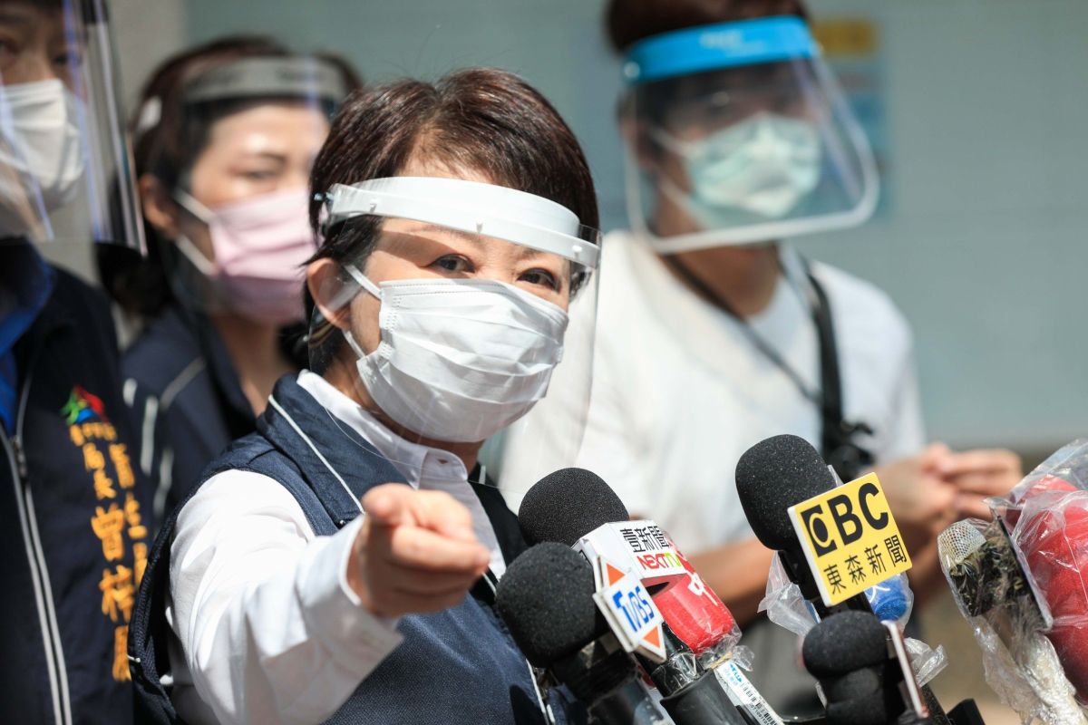 ▲市長盧秀燕前往美麗殿社區快篩站視察(圖／市政府提供2021.7. 3)