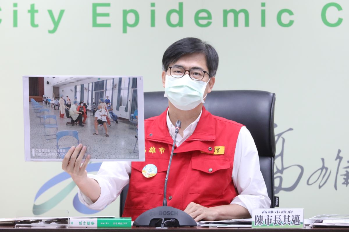 ▲高市疫苗施打率101.16%，陳其邁表示疫苗的事交給市長來煩腦並向市民保證下周不在籍長輩一定打得到。(圖／高市府提供)