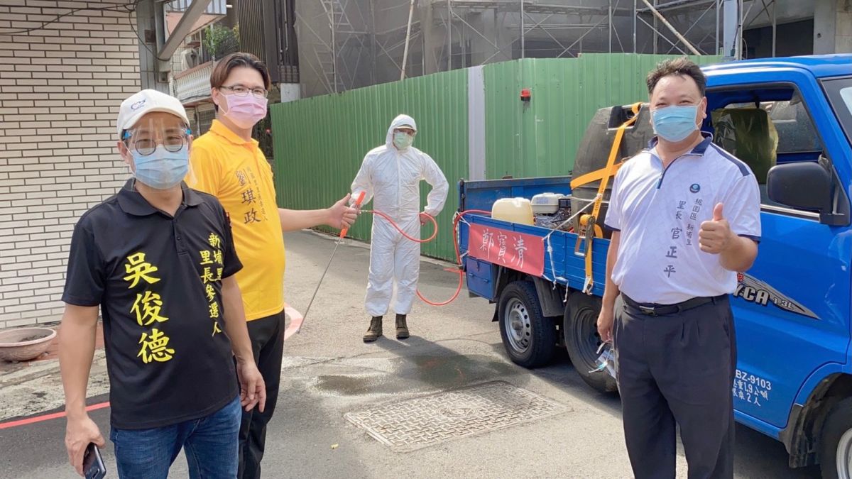 ▲鄭寶清的「消毒專車」到桃園各區協助，至今已進行半個月廣受歡迎，許多人稱讚效果非常好。（圖／鄭寶清服務處提供）
