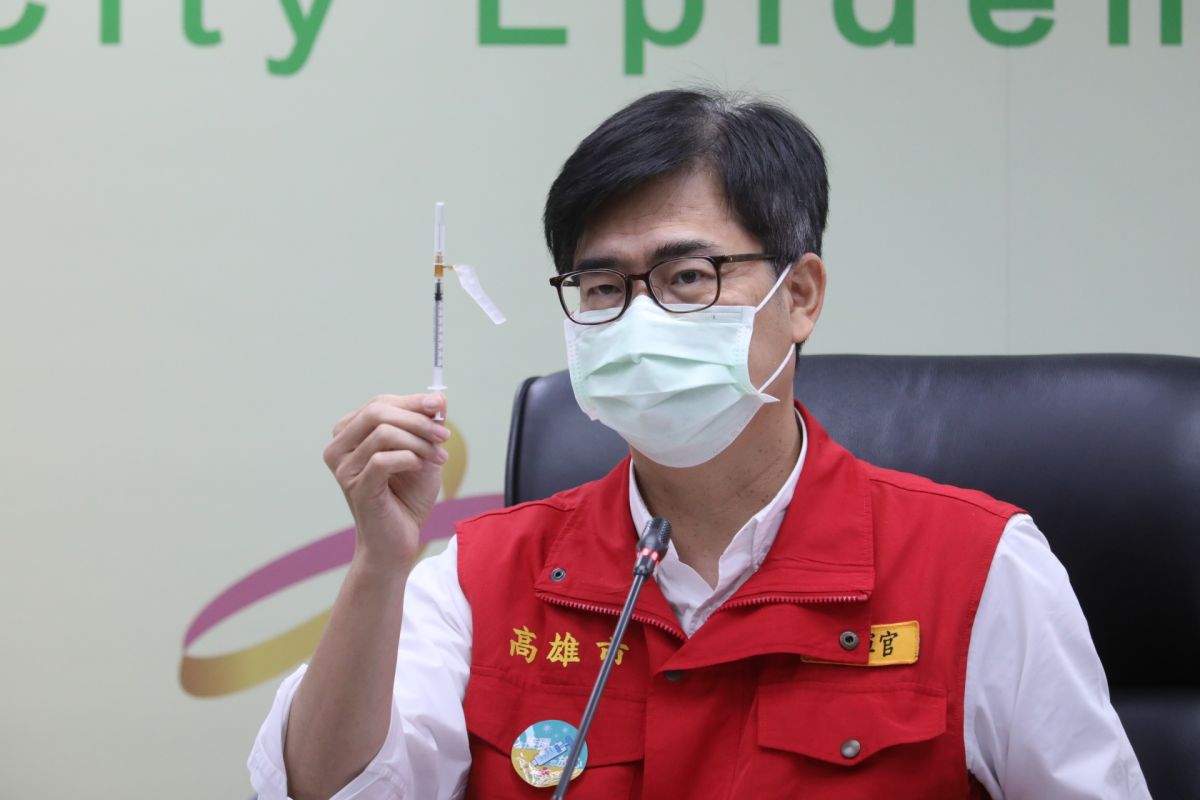 ▲高雄市長陳其邁說，每劑疫苗都很珍貴，所以高雄市大多都採用1CC的針筒施打，抽取時劑量標示清楚準確，也能提高施打速度。（圖／高雄市政府提供）