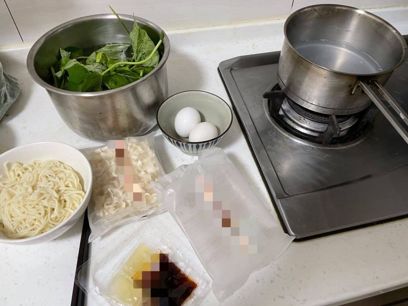 ▲婆婆一看到原PO煮泡麵,就開始質疑是在偷懶。(圖/翻攝自《爆怨2公社》