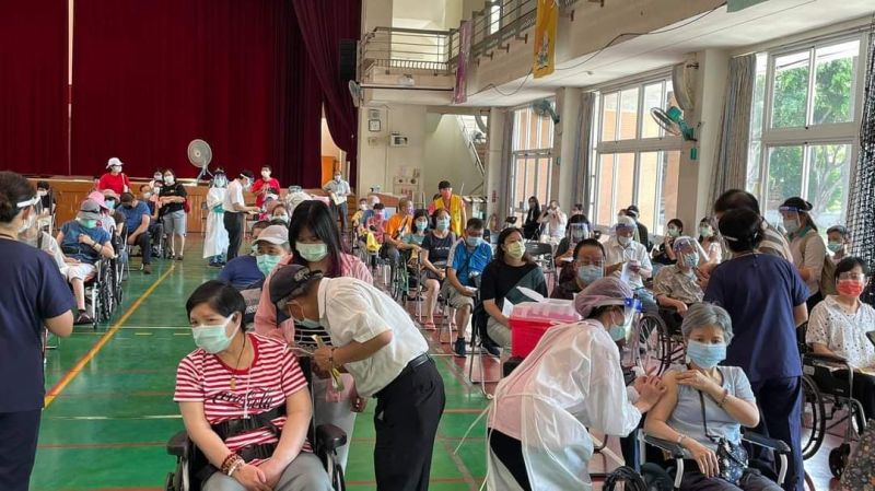 ▲台中市快打站開始施打莫德納疫苗(圖/柳榮俊攝2021.7.3)