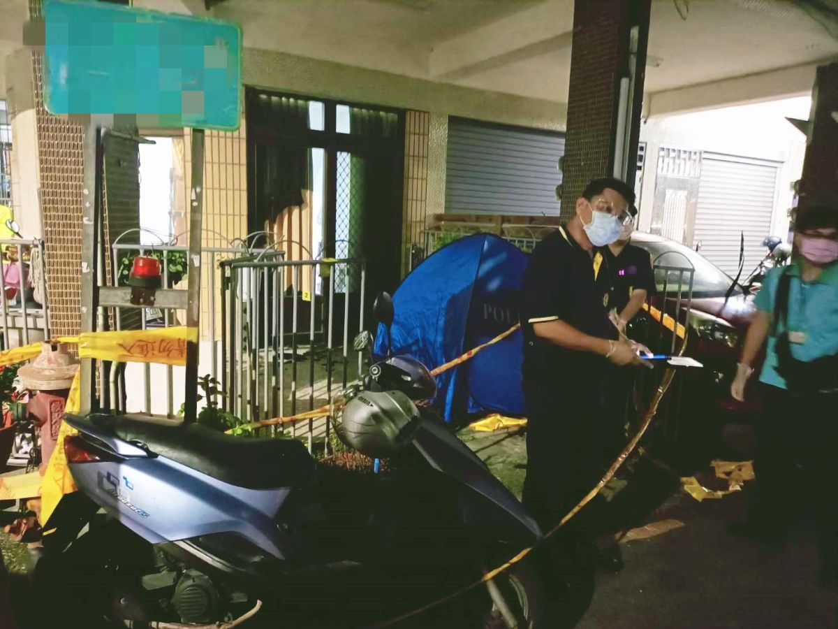 ▲高雄楠梓區今（3）晚驚傳情殺案，造成一死一傷，現場拉起封鎖線。（圖／翻攝畫面）
