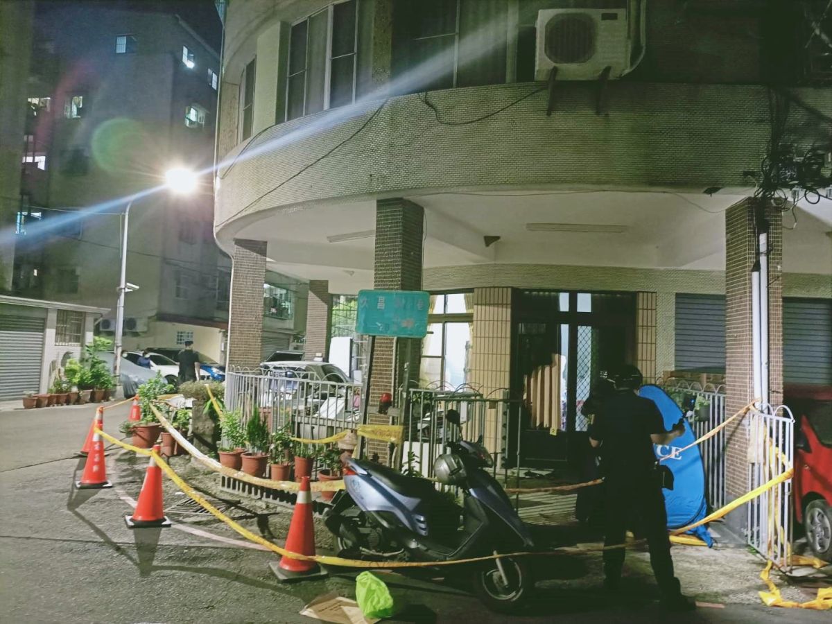 ▲高雄楠梓區昨（3）晚驚傳情殺案，一名男子因失血過多倒臥在騎樓，當場死亡。（圖／翻攝畫面）