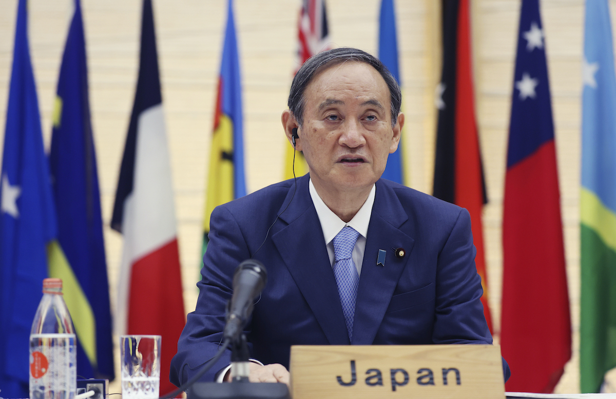 ▲日本首相菅義偉在峰會中呼籲太平洋島國領袖團結，一同對抗極權主義，與美國攜手抗衡中國的擴張行徑，並承諾提供300萬劑疫苗和經濟援助給區域國家。（圖／美聯社／達志影像）