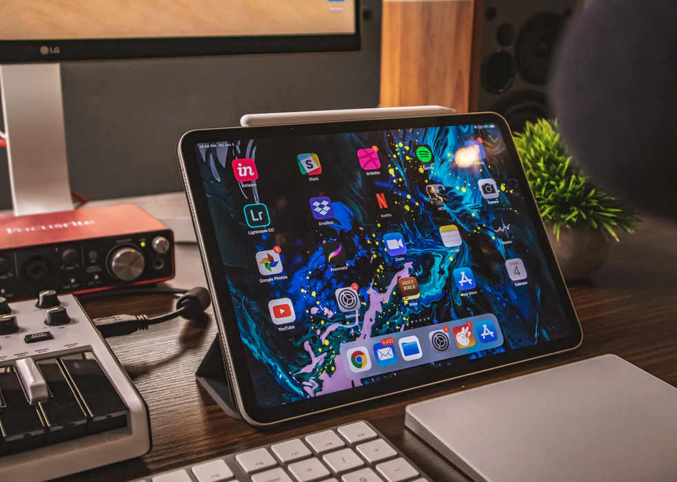 ▲有網友好奇「iPad只能拿來看劇，為何還要買」，貼文一出，網友反揭用途，直呼「真的超爽」。（示意圖／取自unsplash）