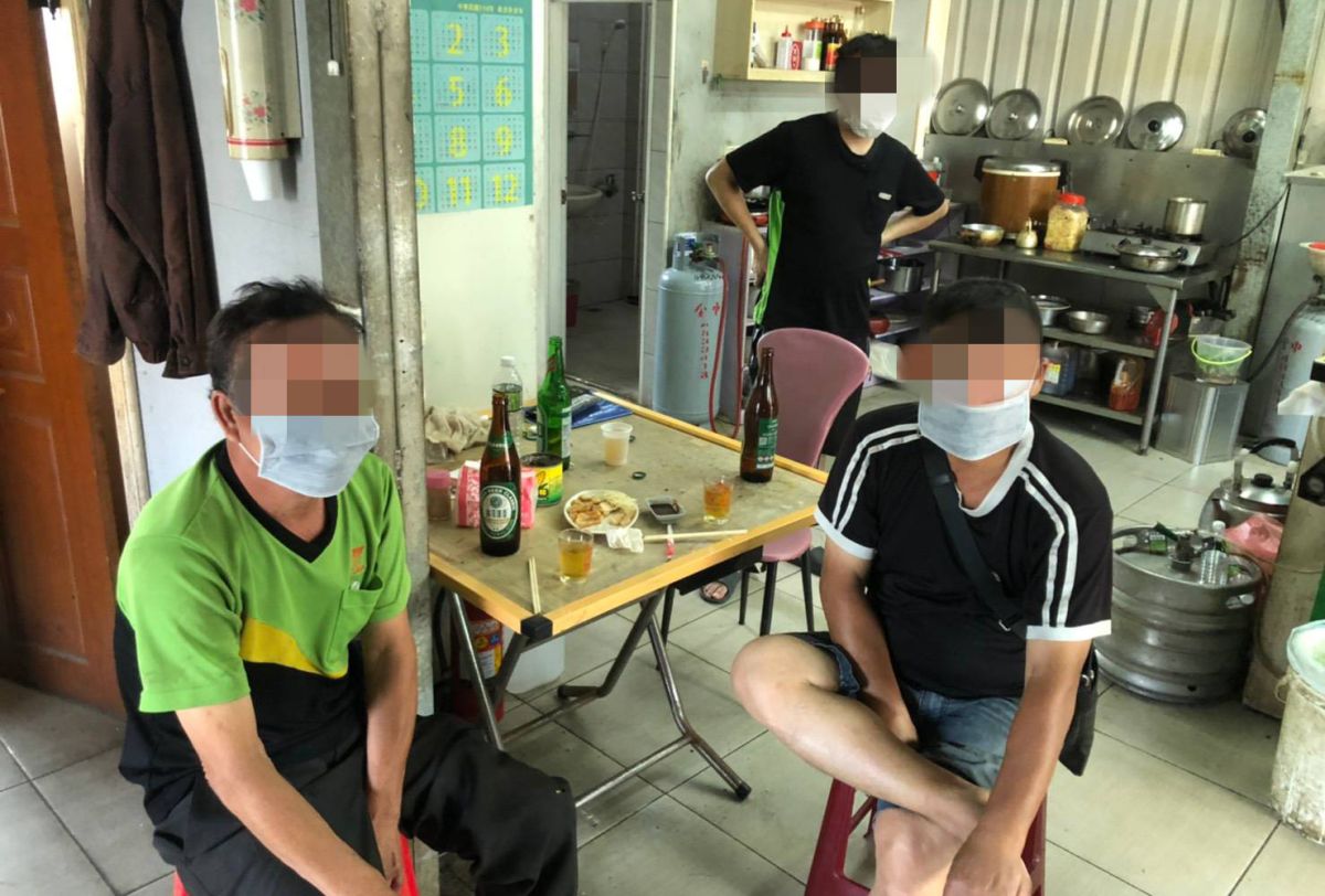 ▲桃園觀音區一家小吃店，自行解封收2名顧客內用遭到警方查獲送罰。（圖／大園分局提供）