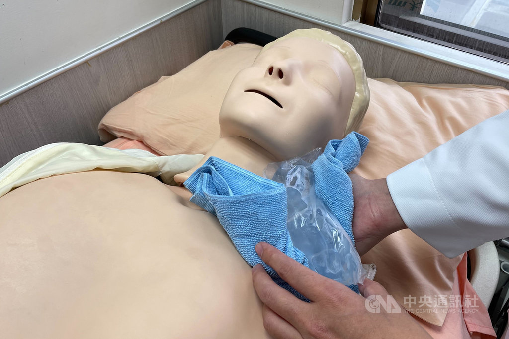 ▲奇美醫學中心急診醫學部主治醫師郭婉吟4日指出，當發現疑似中暑個案時，除了通報送醫外，可先將個案移至陰涼處，並使用浸過冷水或冰水的毛巾放置頸部、腋下和鼠蹊部降溫。（奇美醫學中心提供）中央社記者楊思瑞台南傳真　110年7月4日