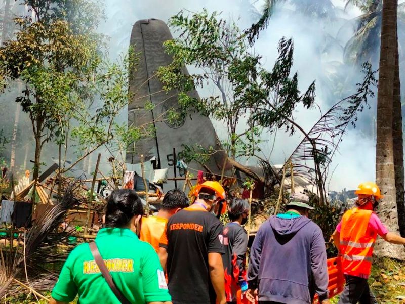 ▲一架菲律賓軍機今天在南部降落時偏離跑道墜機，至少已造成17人罹難40人受傷。（圖／美聯社／達志影像）
