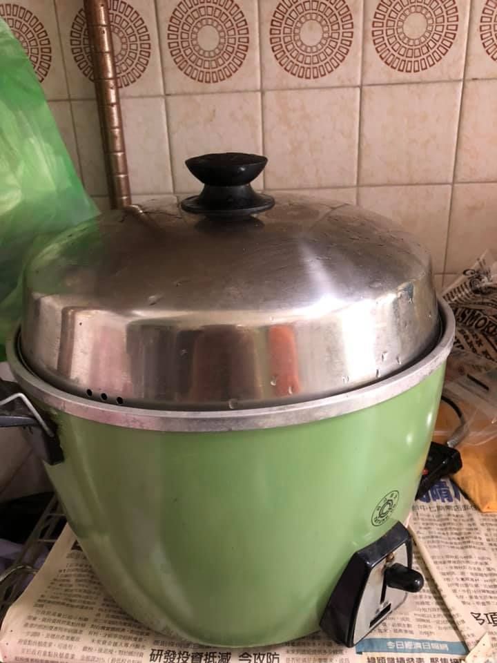 ▲女網友用電鍋蒸水煮蛋後發現鍋蓋打不開。(圖/翻攝爆系知識家臉書)