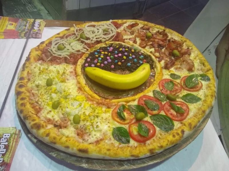 ▲許多網友看到這塊披薩時，感到十分困惑，因為上面有帶皮香蕉。（圖／翻攝自《pizzariabatepapo》臉書