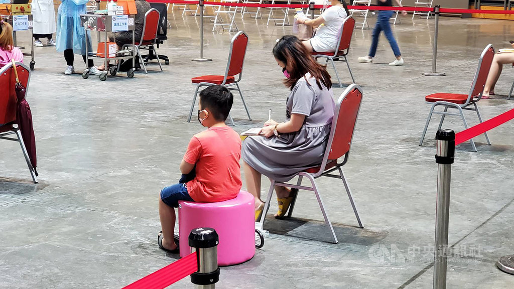 ▲高雄醫學大學附設中和紀念醫院團隊投入協助疫苗接種，特別體恤孕婦接種疫苗可能同時有其他小孩要看顧，不適合把小孩單獨留在等候區，在媽媽準備施打的座位旁，特別多添一張椅子給孩子坐，讓母子就近相伴。（高雄醫學大學附設中和紀念醫院提供）中央社記者蔡孟妤傳真 110年7月4日