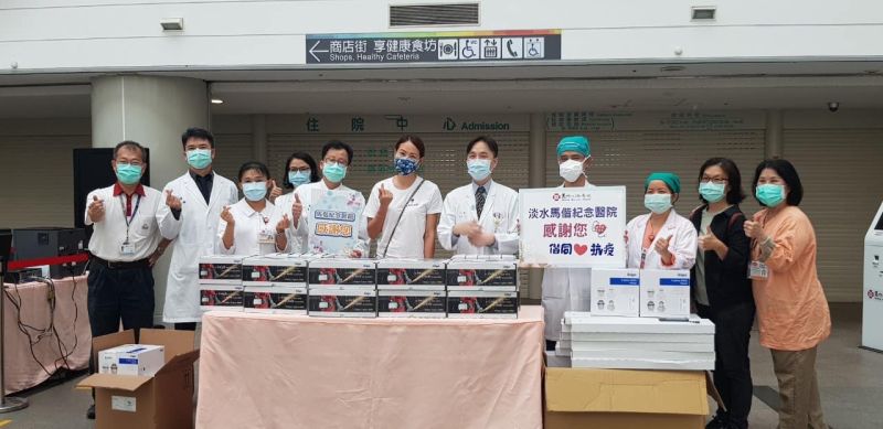 ▲賈永婕(右六)急送10台PAPR到淡水馬偕醫院。(圖/賈永婕臉書)