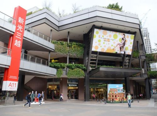▲信義新光三越A11館傳有專櫃人員確診，5日全館停業進行清消。（圖／NOWnews資料照）