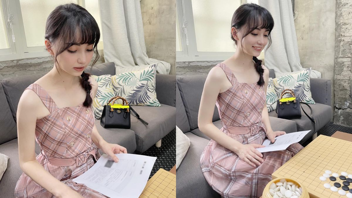 ▲黑嘉嘉幫學生上圍棋課。（圖／黑嘉嘉臉書）