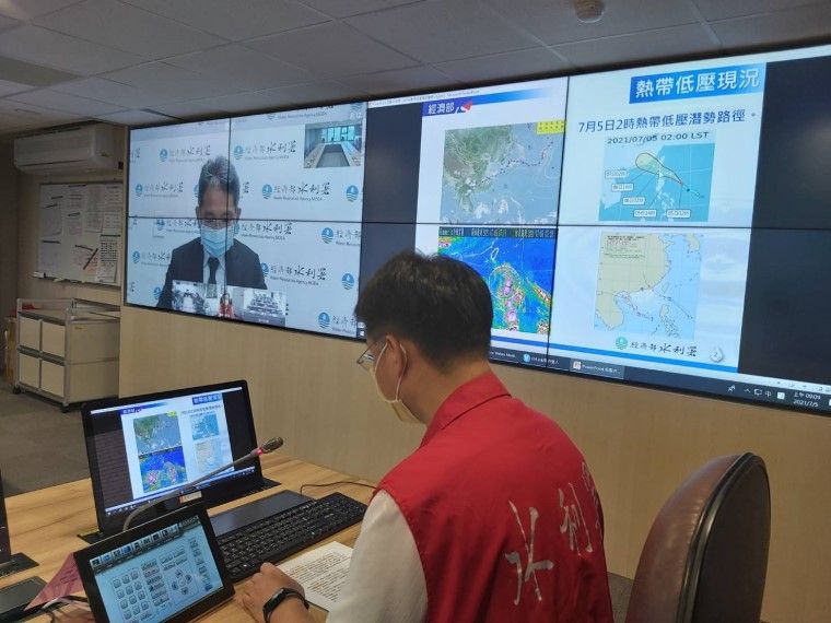 ▲因應熱帶低壓可能影響台灣陸地，水利署5日上午召開視訊會議，全力預防可能災害。（圖／水利署提供）
