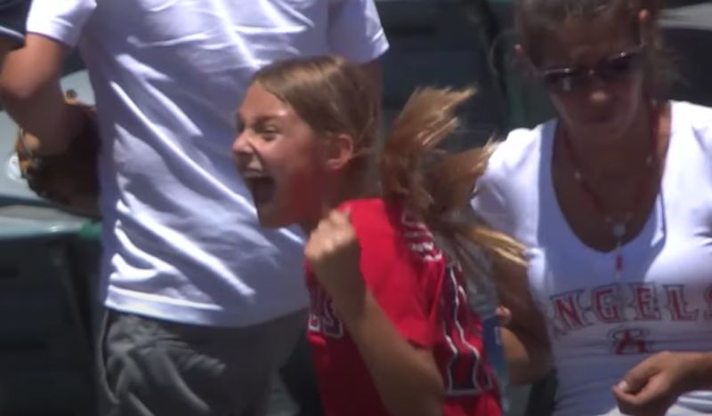 ▲大谷開轟後，一名少女瘋狂慶祝。（圖／取自MLB官網）