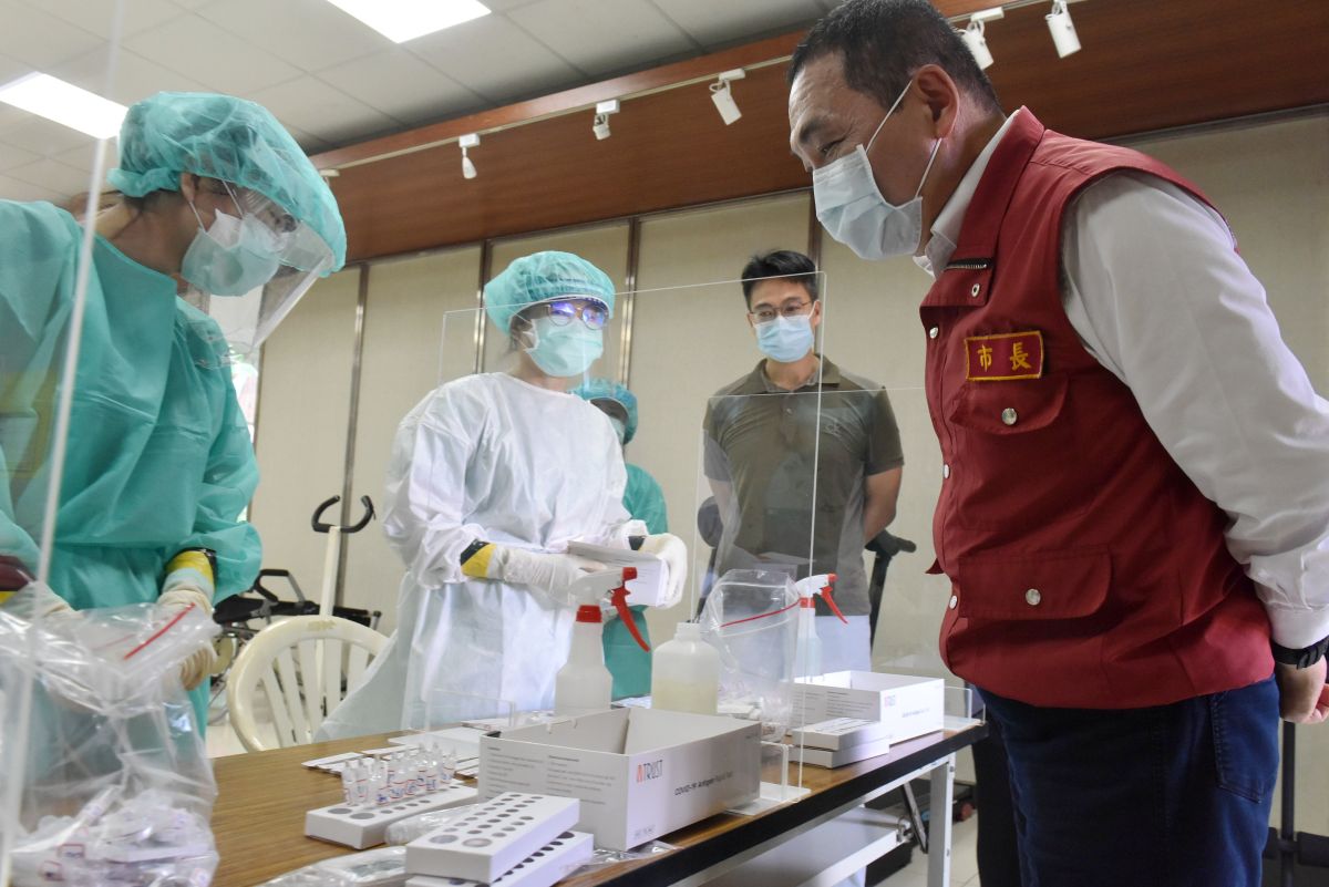 ▲新北市長侯友宜今（5）日前往視察樹林的機動篩檢隊，希望藉由擴大的篩檢找出隱形感染源，阻斷疫情傳播。（圖／新北市政府提供）