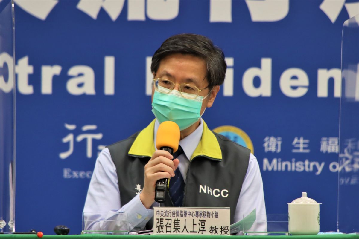 ▲中央流行疫情指揮中心專家諮詢小組召集人張上淳今（5）日出席記者會，說明國內防疫情形。（圖／指揮中心提供）