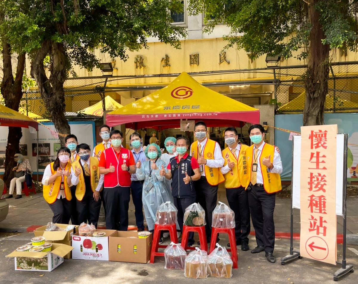▲永慶房屋攜手義村里里長潘明勳，將美味餐盒、飲料贈送給宏恩綜合醫院，由疫苗設站總指揮林翠珍、醫企室主任曾文逸、護理部主任許如容代表接收。（圖／永慶房屋提供）